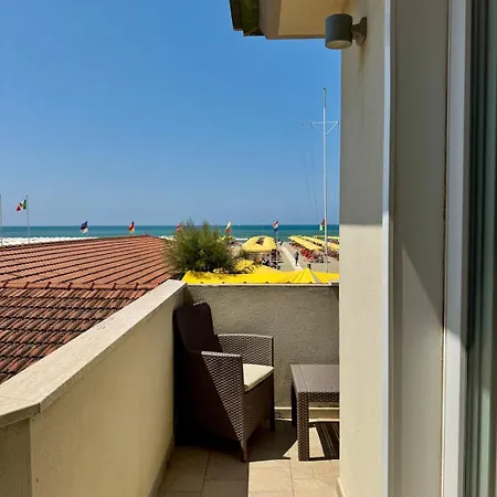 Perla Viareggina - Sul Mare Con Terrazzo דירה וירג'יו